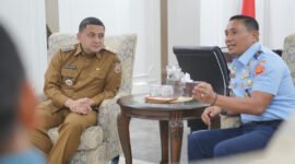 Direktur Kerjasama Internasional Sesko TNI, Marsekal Pertama TNI Mukhtar Bakhrong, S.E., M.M., M.Han., CHRMP, bersama Wali Kota Makassar, Munafri Arifuddin di Kantor Balai Kota. (ist)