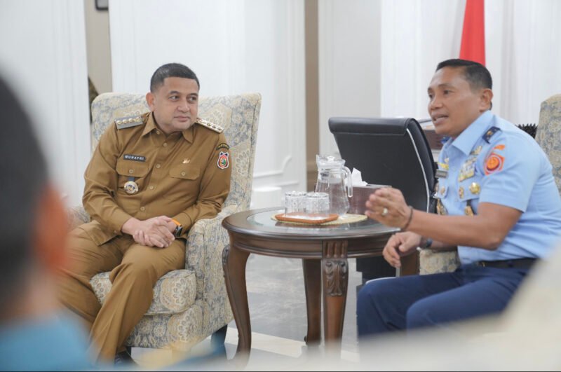 Direktur Kerjasama Internasional Sesko TNI, Marsekal Pertama TNI Mukhtar Bakhrong, S.E., M.M., M.Han., CHRMP, bersama Wali Kota Makassar, Munafri Arifuddin di Kantor Balai Kota. (ist)