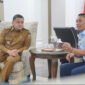 Direktur Kerjasama Internasional Sesko TNI, Marsekal Pertama TNI Mukhtar Bakhrong, S.E., M.M., M.Han., CHRMP, bersama Wali Kota Makassar, Munafri Arifuddin di Kantor Balai Kota. (ist)