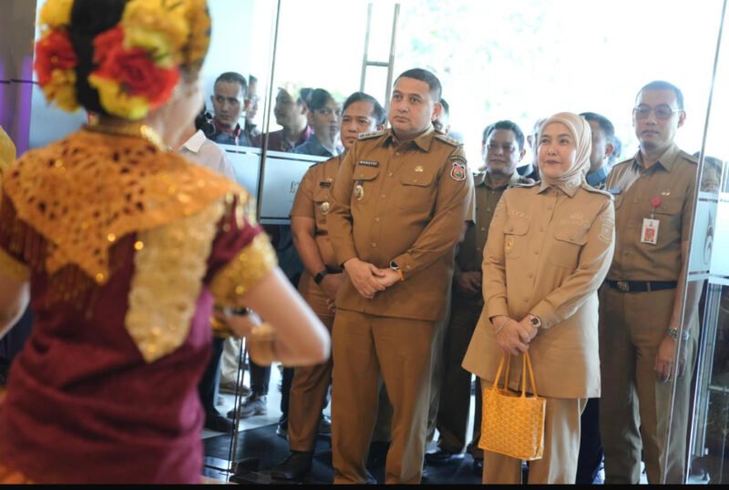 Wali Kota Makassar, Munafri Arifuddin bersama Wakil Wali Kota Aliyah Mustika Ilham dan Ketua TP PKK Makassar, Melinda Aksa menghadiri launching Gerai UMKM yang digelar di Hotel Gammara. (ist)