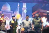 Wali Kota Makassar melepas para peserta pawai obor. (ist)