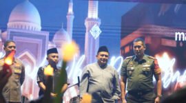 Wali Kota Makassar melepas para peserta pawai obor. (ist)