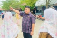 Ketua Komisi D DPRD Makassar, Ari Ashari Ilham, saat meninjau dua sekolah dasar di Barombong dan Tanjung Merdeka. (ist)