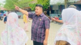 Ketua Komisi D DPRD Makassar, Ari Ashari Ilham, saat meninjau dua sekolah dasar di Barombong dan Tanjung Merdeka. (ist)