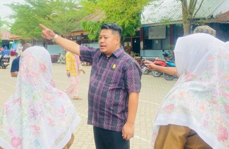 Ketua Komisi D DPRD Makassar, Ari Ashari Ilham, saat meninjau dua sekolah dasar di Barombong dan Tanjung Merdeka. (ist)